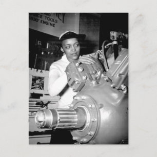 Carte Postale Travailleuse en usine avec moteur d'aéronef