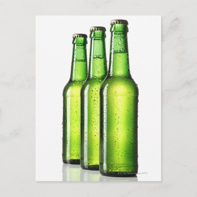 Carte Postale Trois bouteilles de bière verte sur arrière - plan (Devant)
