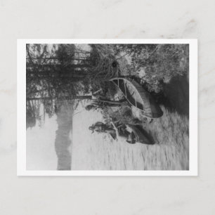 Carte Postale Trois chasseurs avec des canots à terre Photograph