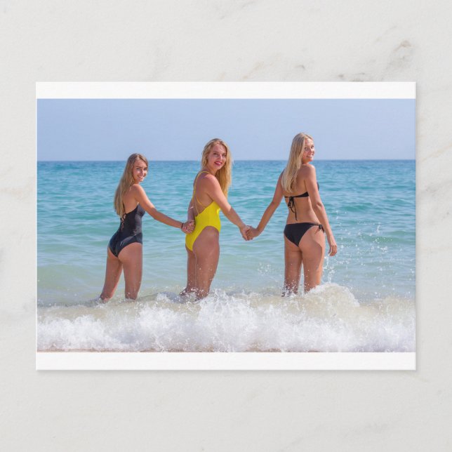 Carte Postale Trois filles blondes debout en mer.JPG (Devant)