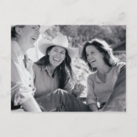 Trois filles qui rient ensemble