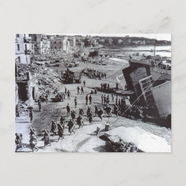 Carte Postale Troupes de la Seconde Guerre mondiale débarquant,  (Devant)
