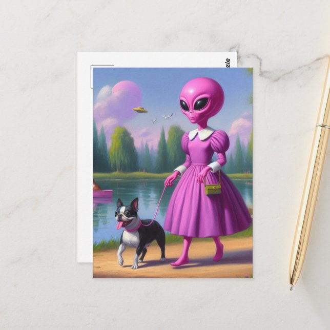 Carte Postale Un Alien Rose Marche Son Boston Terrier (Devant/Arrière en situation)