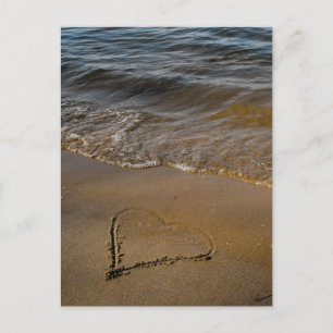 Carte Postale Un coeur sur le sable et aux couleurs arc-en-ciel