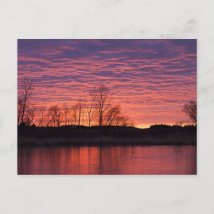 Carte Postale Un coucher de soleil brillant se reflète dans la r