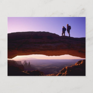 Carte Postale Un couple regarde le lever du soleil du sommet de 