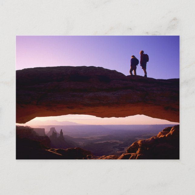 Carte Postale Un couple regarde le lever du soleil du sommet de  (Devant)