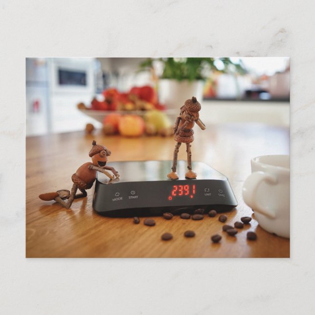 Carte Postale Un elfe de maïs taquinant sa fille avec le poids (Devant)