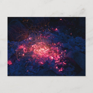 Carte Postale Un feu de camp avec des membres en feu