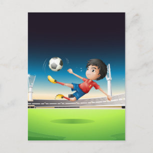 Carte Postale Un garçon en uniforme rouge sur le terrain de foot