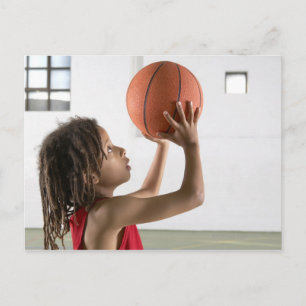 Carte Postale Un garçon qui projette une balle avec un basket da