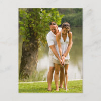 Un homme aide une femme au golf