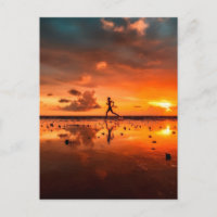 Un homme court sur la plage au coucher du soleil