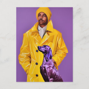 Carte Postale Un homme en Raincoat jaune avec un chien pourpre