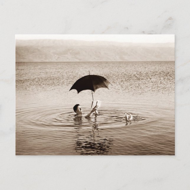 Carte Postale Un homme lit sous parapluie dans la mer Morte (Devant)
