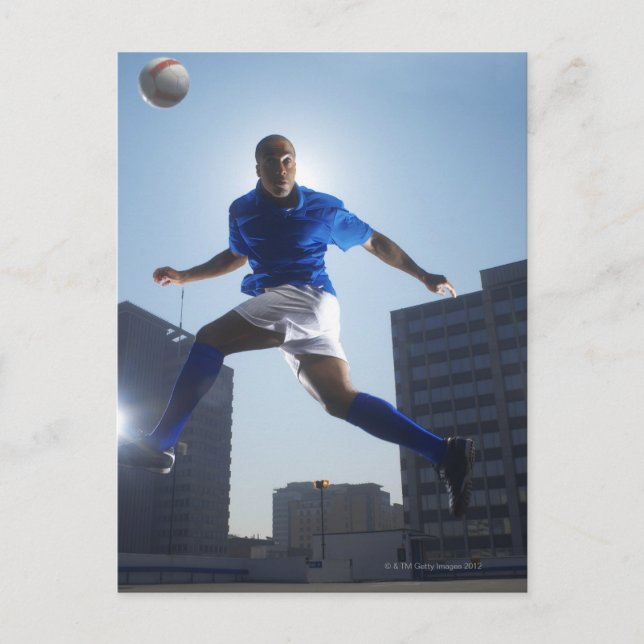 Carte Postale Un homme rebondit le ballon de football sur sa têt (Devant)