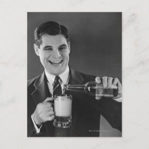 Carte Postale Un homme verse de la bière de la bouteille au lanc