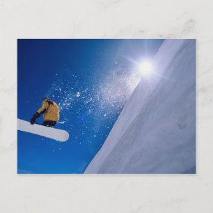 Carte Postale Un homme volant dans l'air sur un snowboard avec