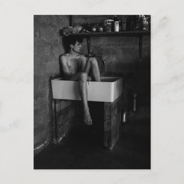 Carte Postale Un jeune homme dans un lavabo (Devant)