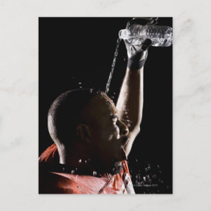 Carte Postale Un joueur de football se rafraîchit avec de l'eau