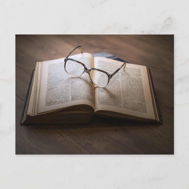 Carte Postale Un livre, une paire de lunettes (Devant)