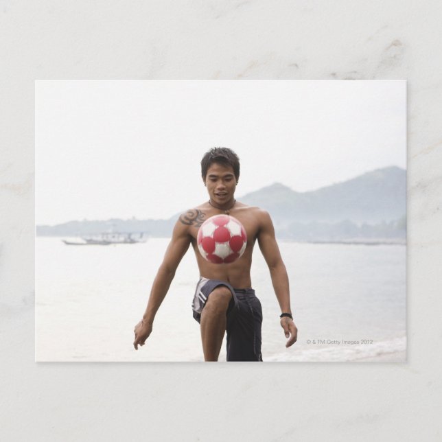 Carte Postale Un mec joue au football sur la plage (Devant)