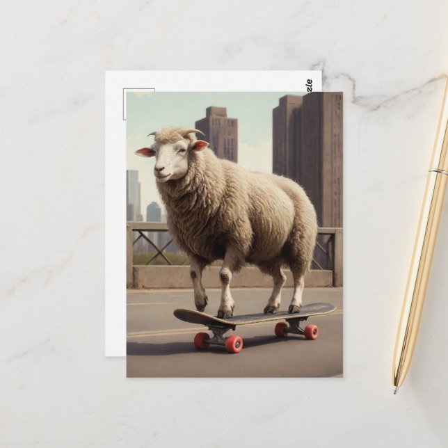 Carte Postale Un mouton blanc en planche à roulettes dans la vil (Devant/Arrière en situation)