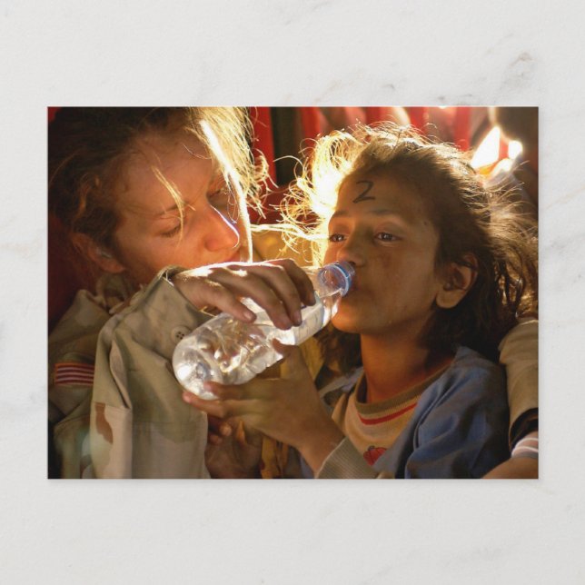 Carte Postale Un soldat aide un enfant réfugié (Devant)
