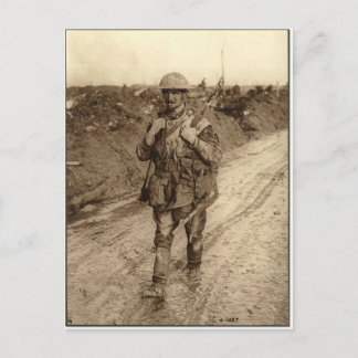 Carte Postale Un soldat canadien Tommy couvert de boue qui revie
