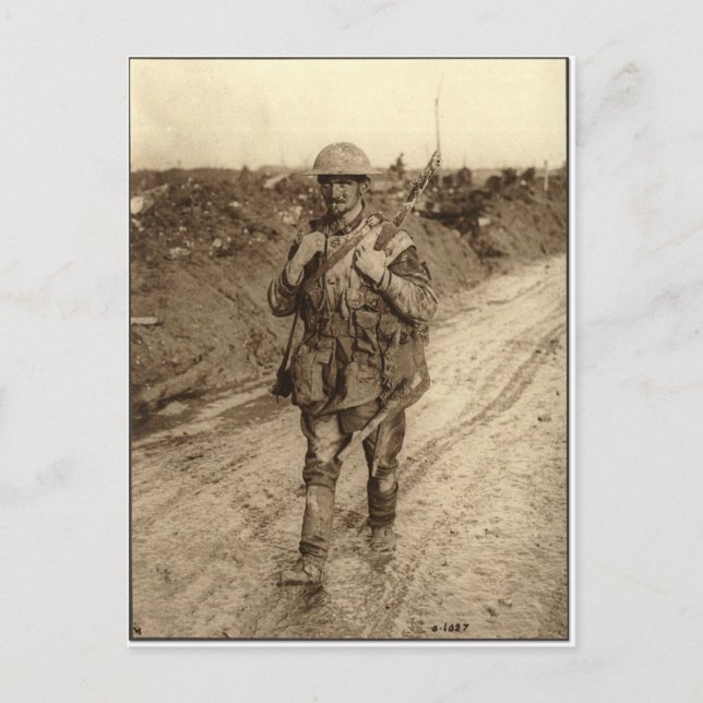 Carte Postale Un soldat canadien Tommy couvert de boue qui revie (Devant)