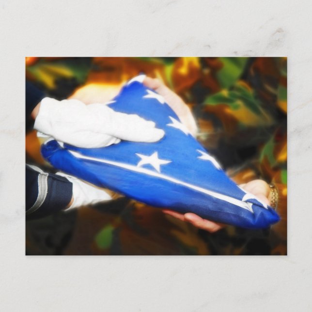 Carte Postale Un soldat du "Merci" reçoit le drapeau américain (Devant)