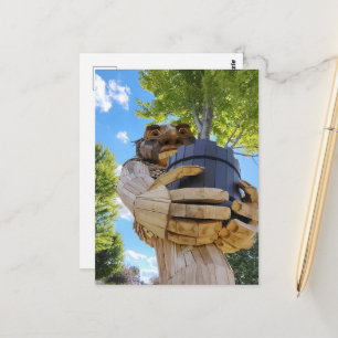 Carte Postale Un troll surréaliste tient un arbre debout