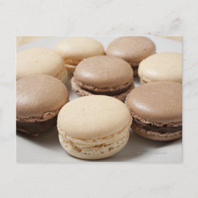 Carte Postale Une assiette de Macarons au chocolat et à la vanil (Devant)