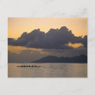 Carte Postale Une équipe de canoë à balancier s'entraîne au larg