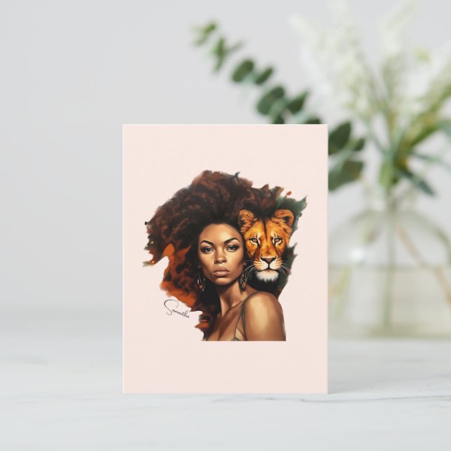 Carte Postale Une femme afro-américaine avec un lion majestueux (Debout devant)
