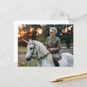Carte Postale Une femme âgée sur sa licorne