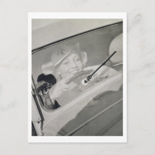 Carte Postale Une femme au volant, vers 1930 (photogravure)