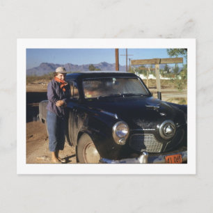 Carte Postale Une femme avec une vieille voiture Vintage