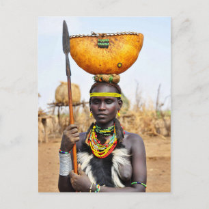 Carte Postale Une femme de Daasanach portant de l'eau sur sa têt