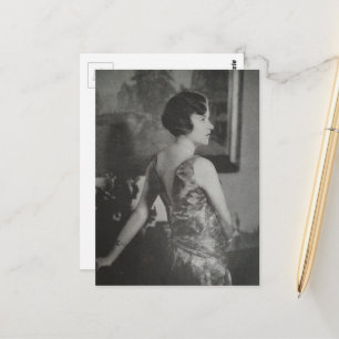 Carte Postale Une femme en 1930 noir et blanc