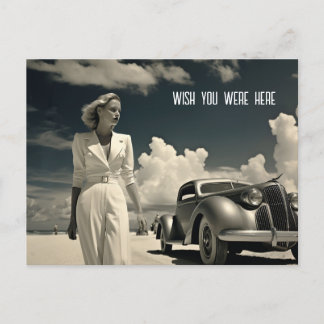 Carte Postale Une femme en blanc se promenant sur la plage à Mia