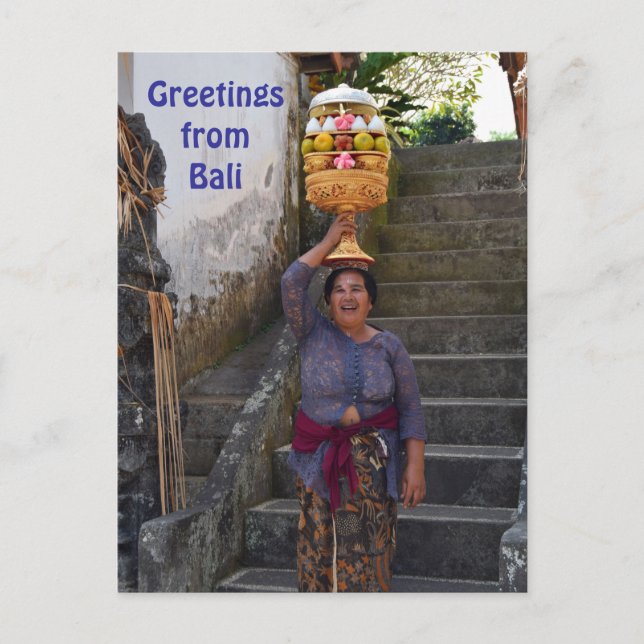 Carte Postale Une femme hindoue de Bali aux fruits (Devant)