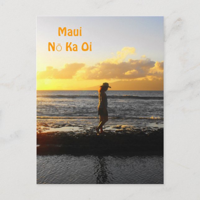 Carte Postale Une femme marchant sur la plage au coucher du sole (Devant)