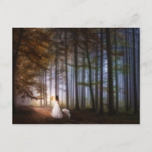 Carte Postale Une femme marche avec un loup à travers une forêt 
