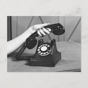 Carte Postale Une femme qui prend le téléphone de près
