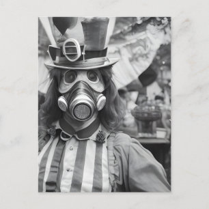 Carte Postale Une femme rétro dans un masque à gaz lors d'un car