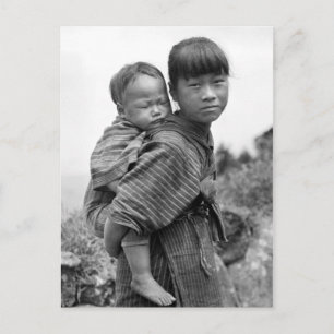 Carte Postale Une fille asiatique portant un enfant sur son dos 