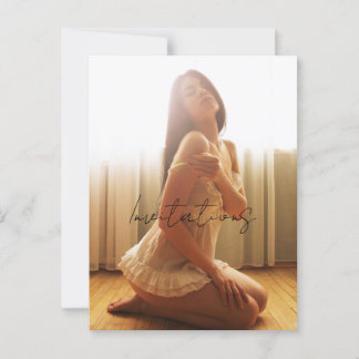 Carte Postale Une fille en chemise de nuit en dentelle