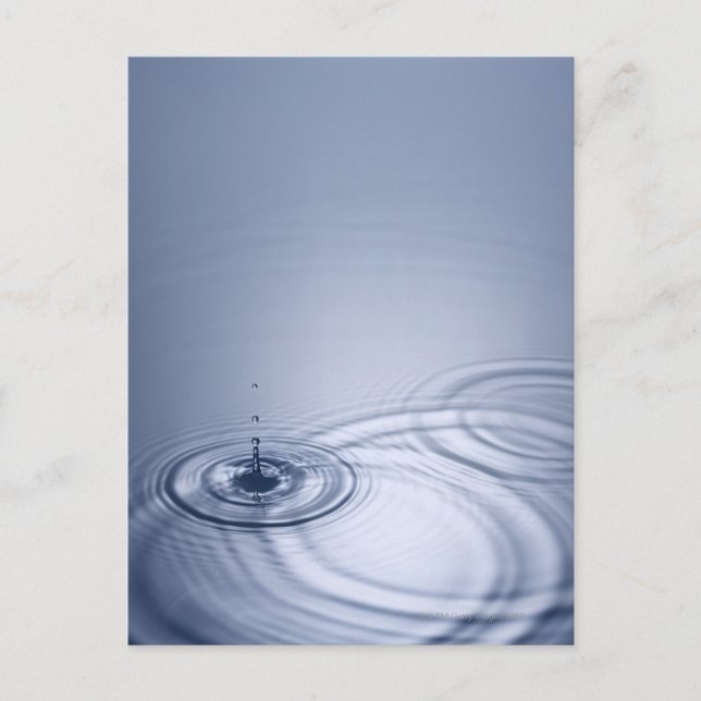 Carte Postale Une goutte d'eau tombant dans un calme (Devant)