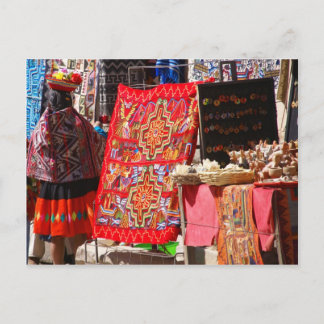 Carte Postale Une Indienne péruvienne regarde les textiles color
